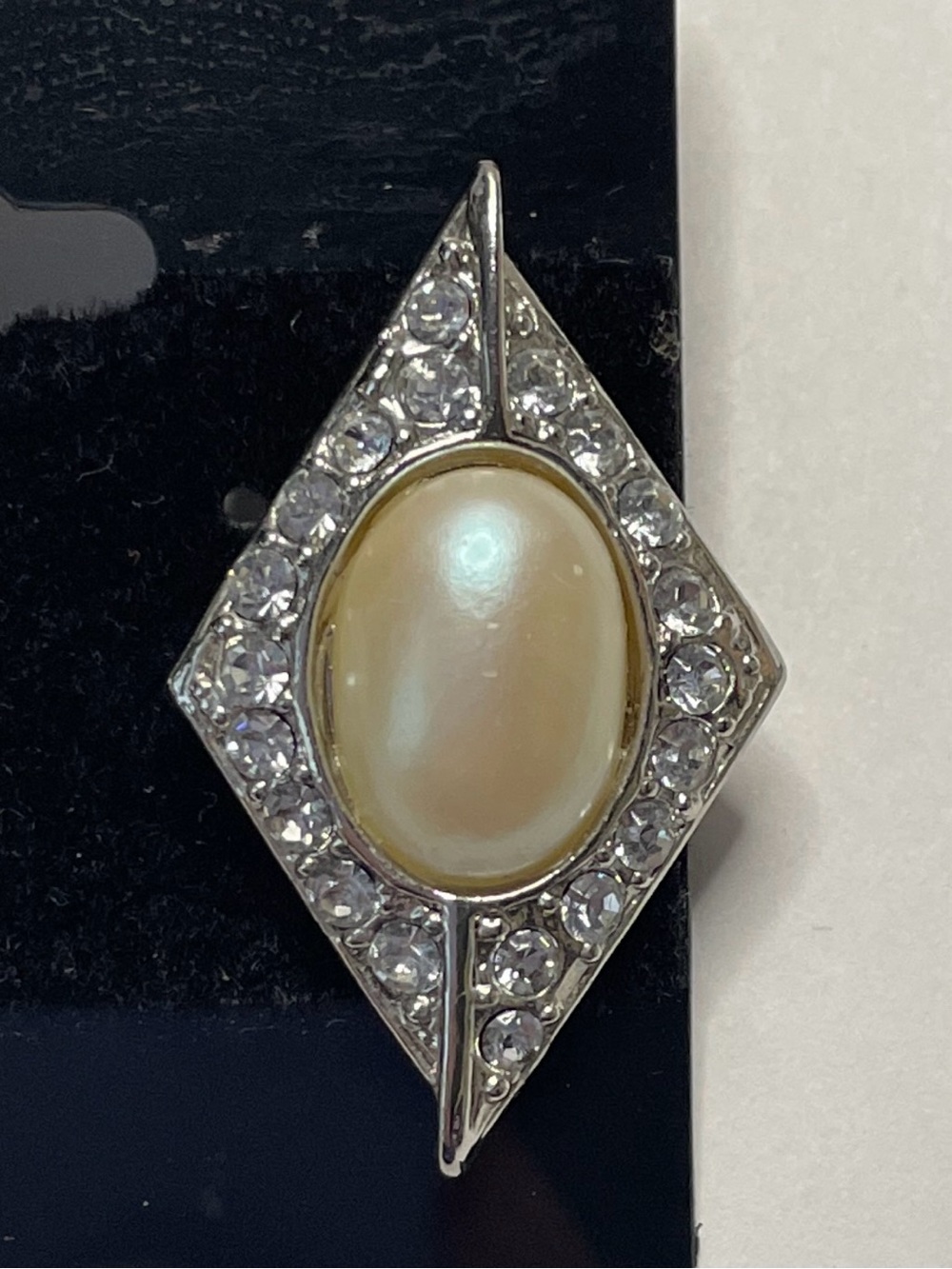 NWT Pearl Centered Rhinestone Diamond-Shaped Stud Earrings - Cream - Picture 2 of 3